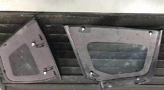Mesin Cetak Injeksi Slide Tunggal Vertikal 85 Ton Untuk Kaca Segitiga Mobil