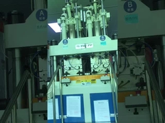 Mesin Cetak Injeksi Warna Ganda Vertikal 120Ton Digunakan Untuk Cangkang Mainan Dua Warna